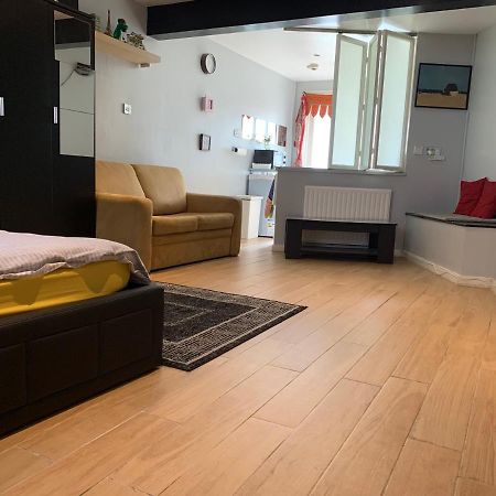 Studio Apartment - Entire Lower Ground Floor - Only 7 Mins Walk Kings Cross St Pancras Station London Bagian luar foto