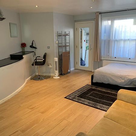 Studio Apartment - Entire Lower Ground Floor - Only 7 Mins Walk Kings Cross St Pancras Station London Bagian luar foto