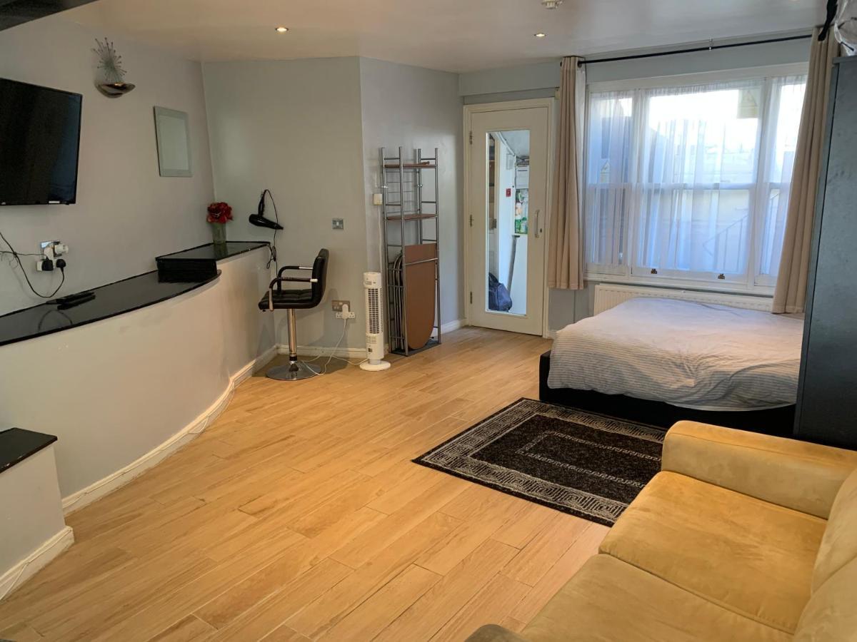 Studio Apartment - Entire Lower Ground Floor - Only 7 Mins Walk Kings Cross St Pancras Station London Bagian luar foto